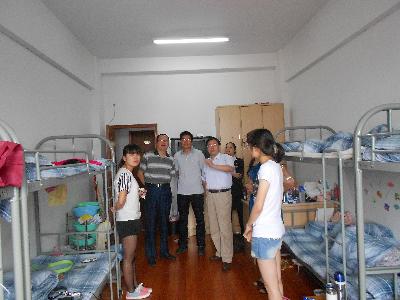 院领导们视察实习生宿舍，了解同学们的住宿及实习情况